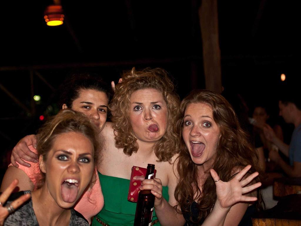 Arenal Backpackers Resort La Fortuna Eksteriør bilde A group of women making faces