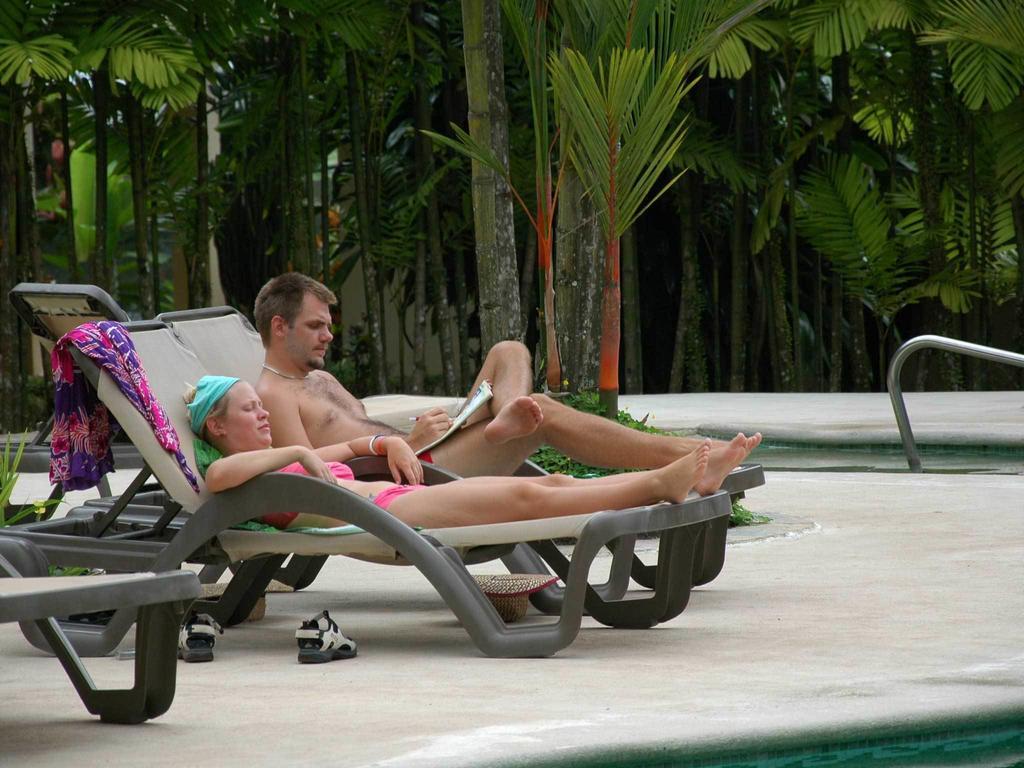 Arenal Backpackers Resort La Fortuna Eksteriør bilde A couple sunbathing