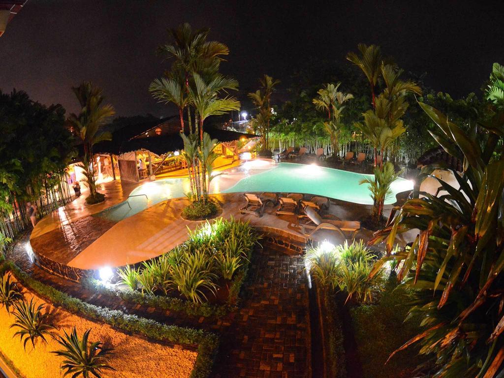 Arenal Backpackers Resort La Fortuna Eksteriør bilde The pool at night