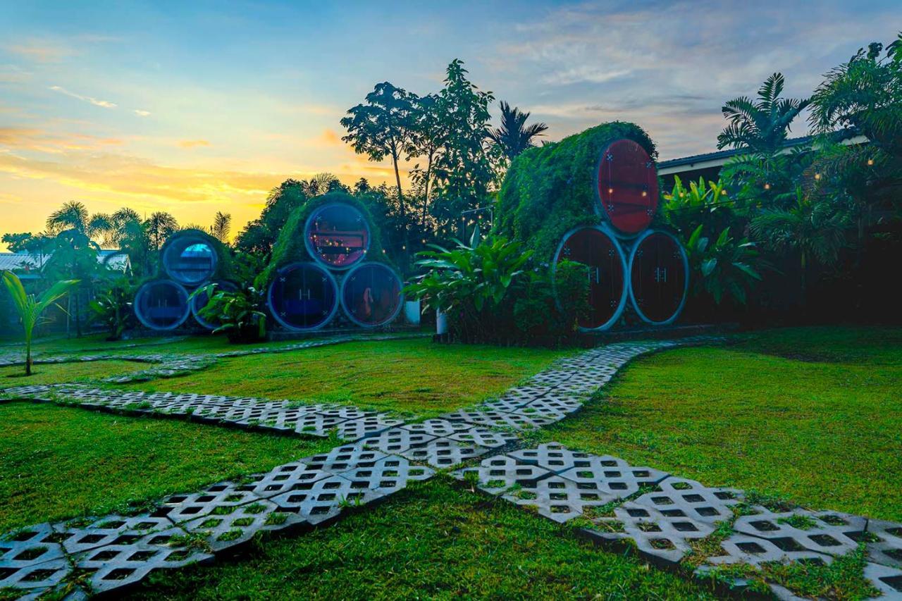 Arenal Backpackers Resort La Fortuna Eksteriør bilde The resort's "Bubble" rooms