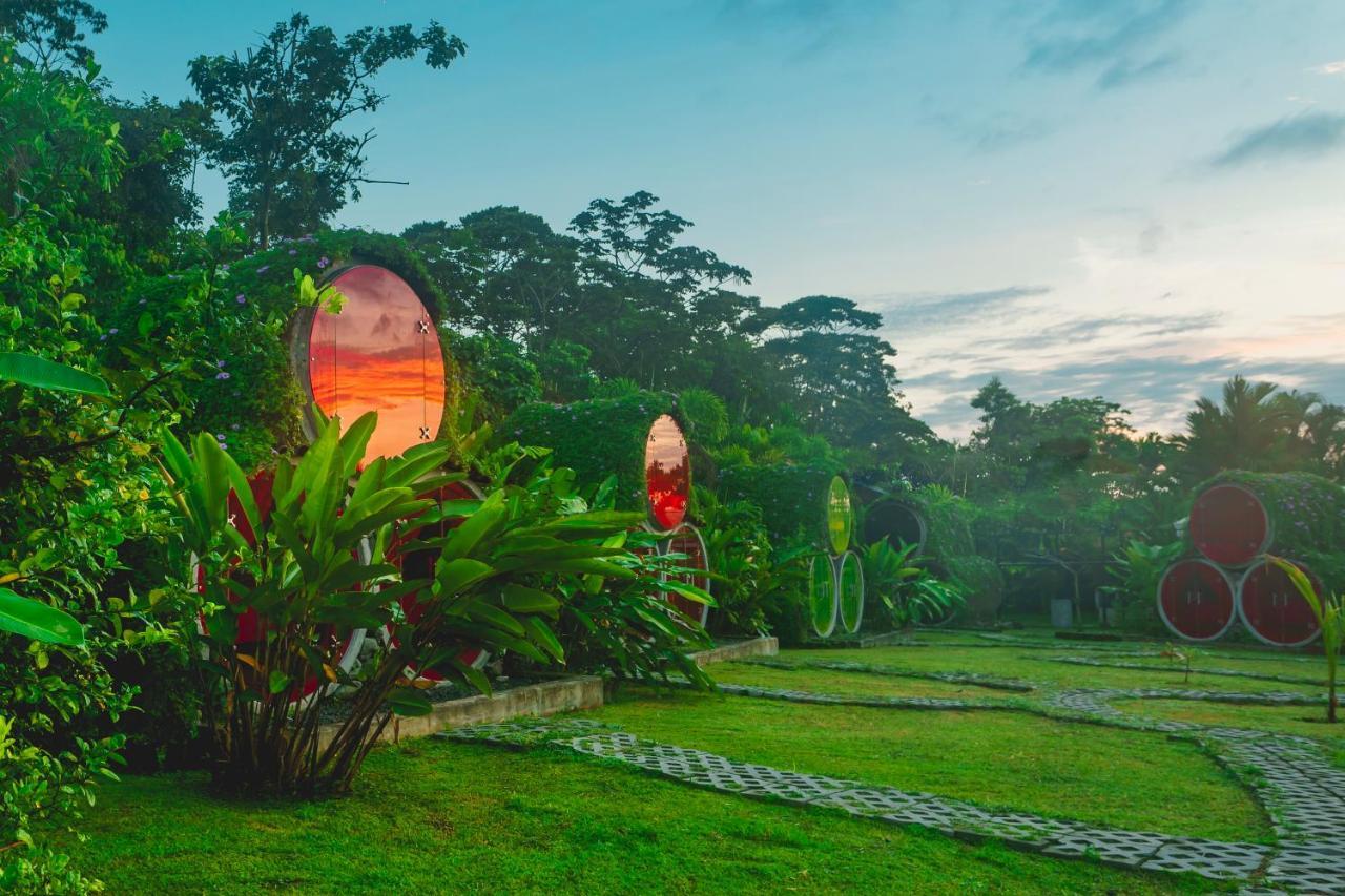 Arenal Backpackers Resort La Fortuna Eksteriør bilde The "Garden of the Sun" at the resort