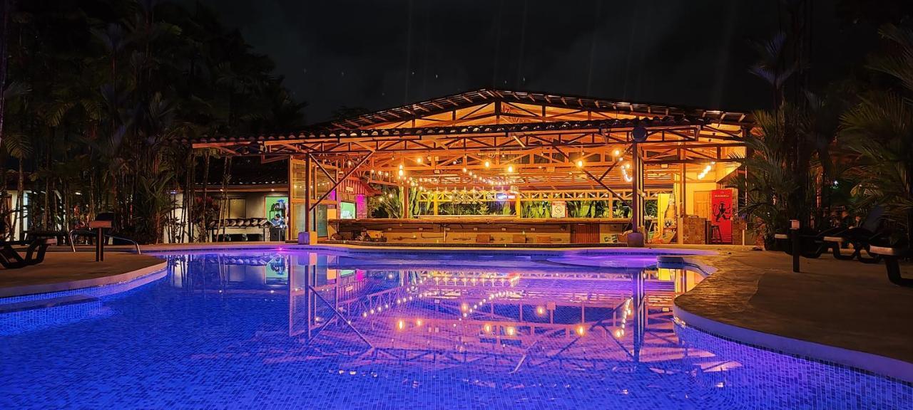 Arenal Backpackers Resort La Fortuna Eksteriør bilde The pool at the resort