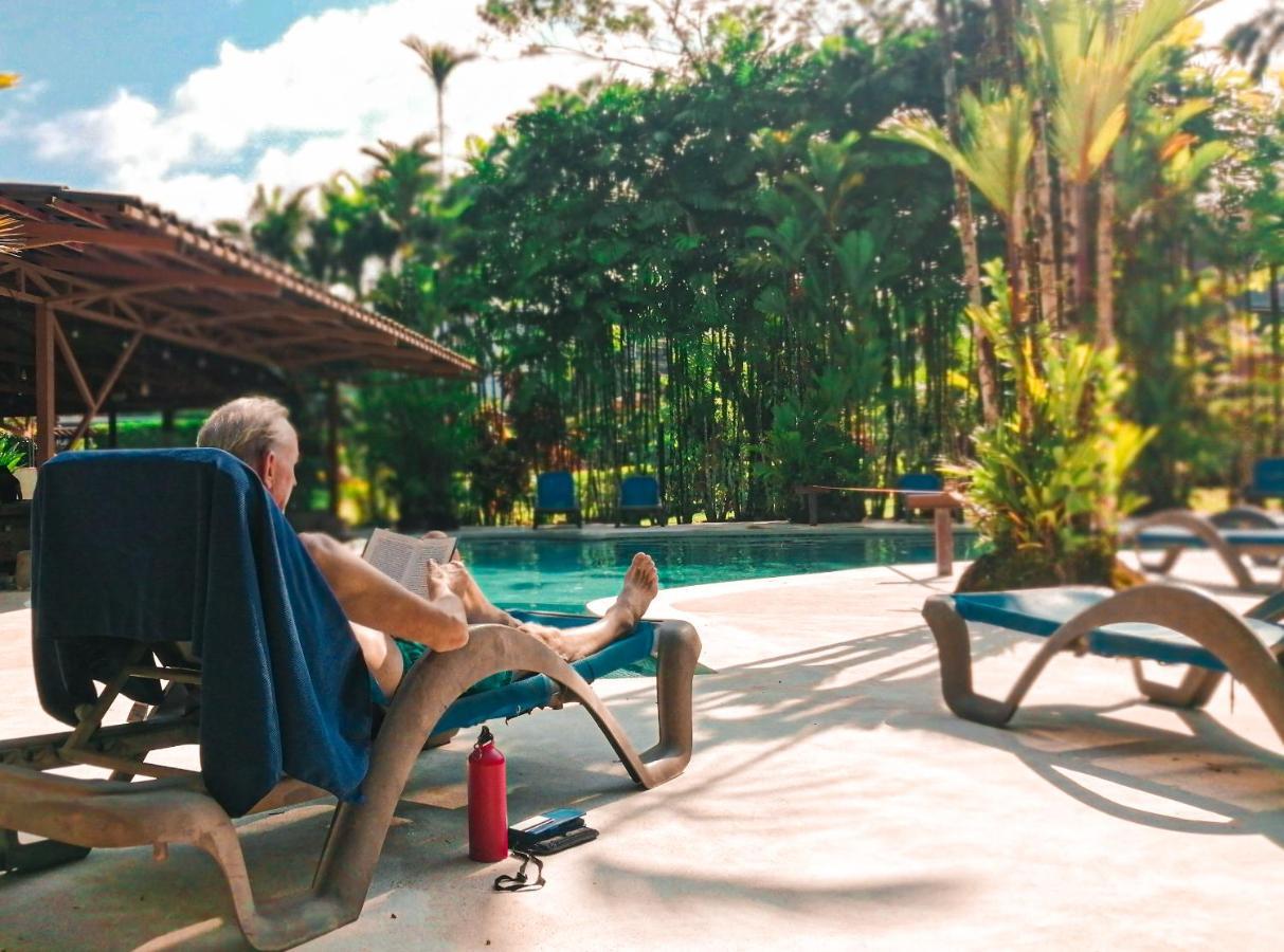 Arenal Backpackers Resort La Fortuna Eksteriør bilde A man relaxing at a resort