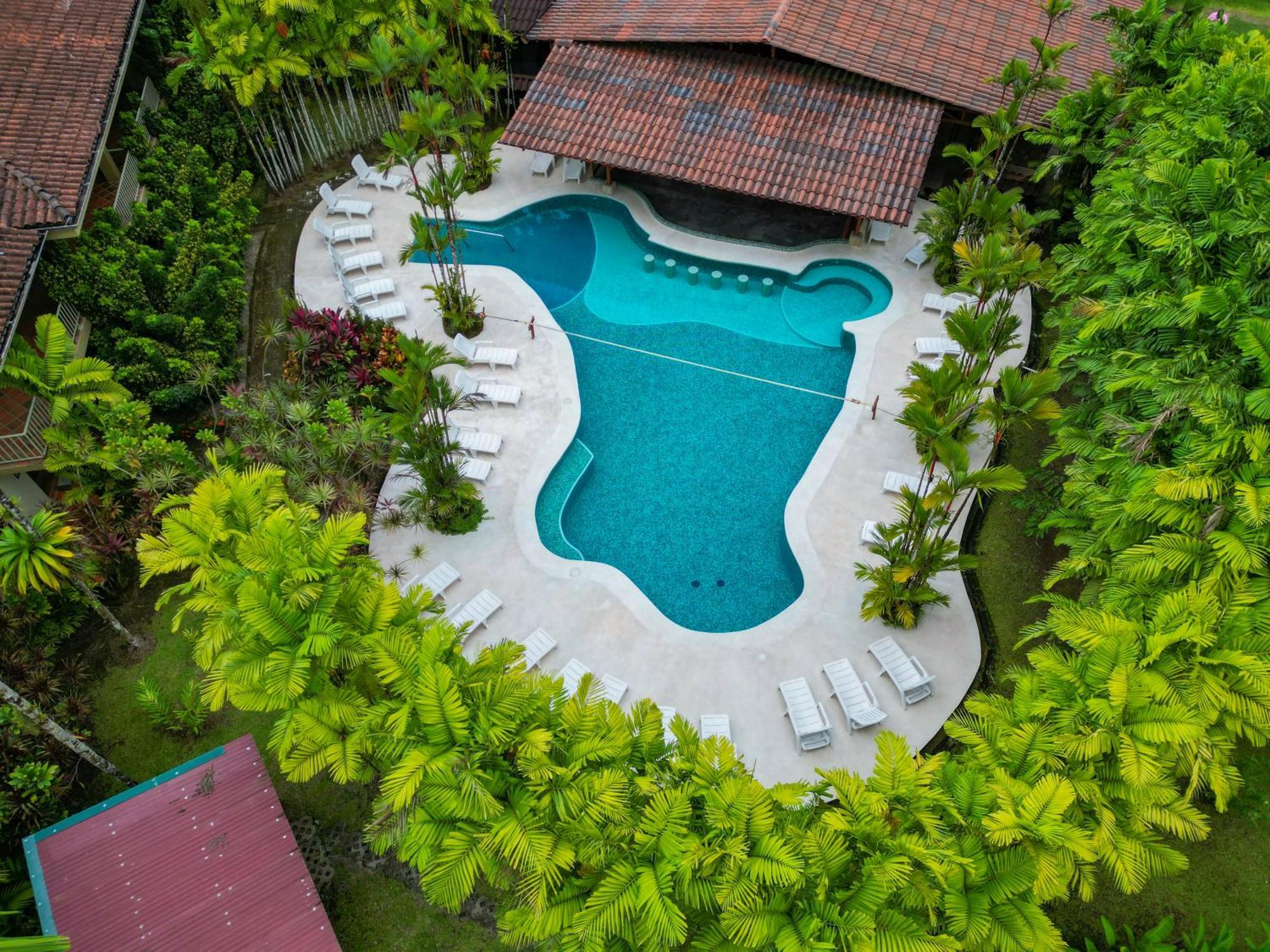 Arenal Backpackers Resort La Fortuna Eksteriør bilde Aerial view of the swimming pool at the hotel