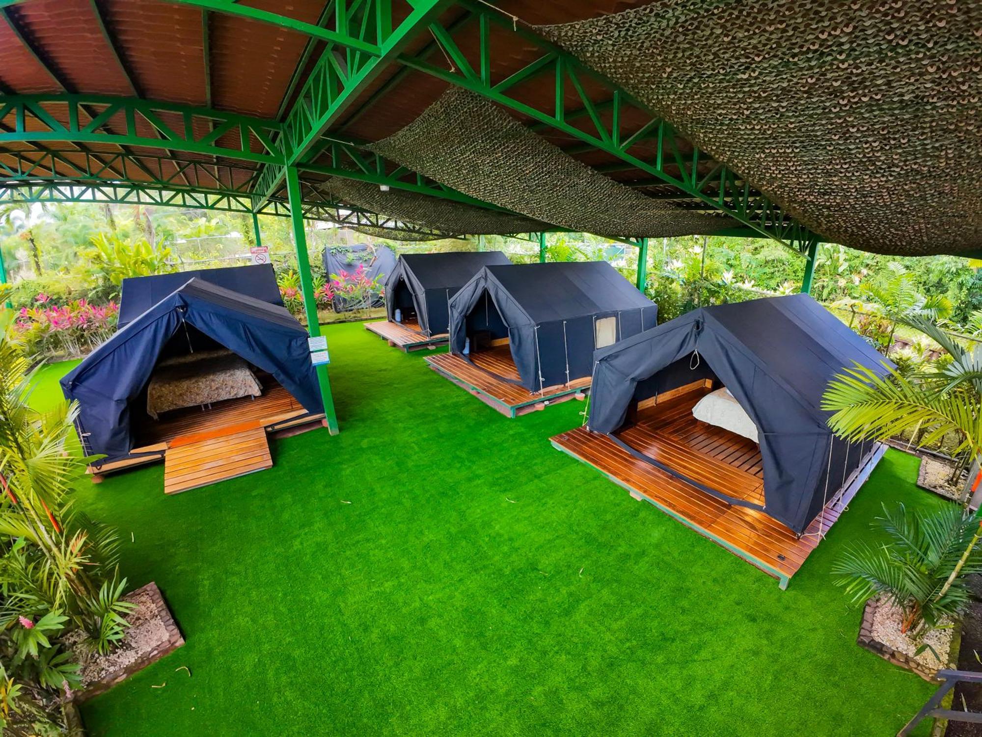 Arenal Backpackers Resort La Fortuna Eksteriør bilde Eco-Tents at the resort