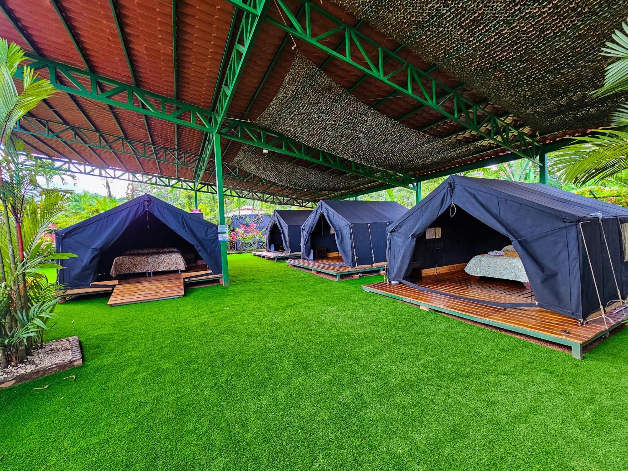 Arenal Backpackers Resort La Fortuna Eksteriør bilde Campsite at the resort
