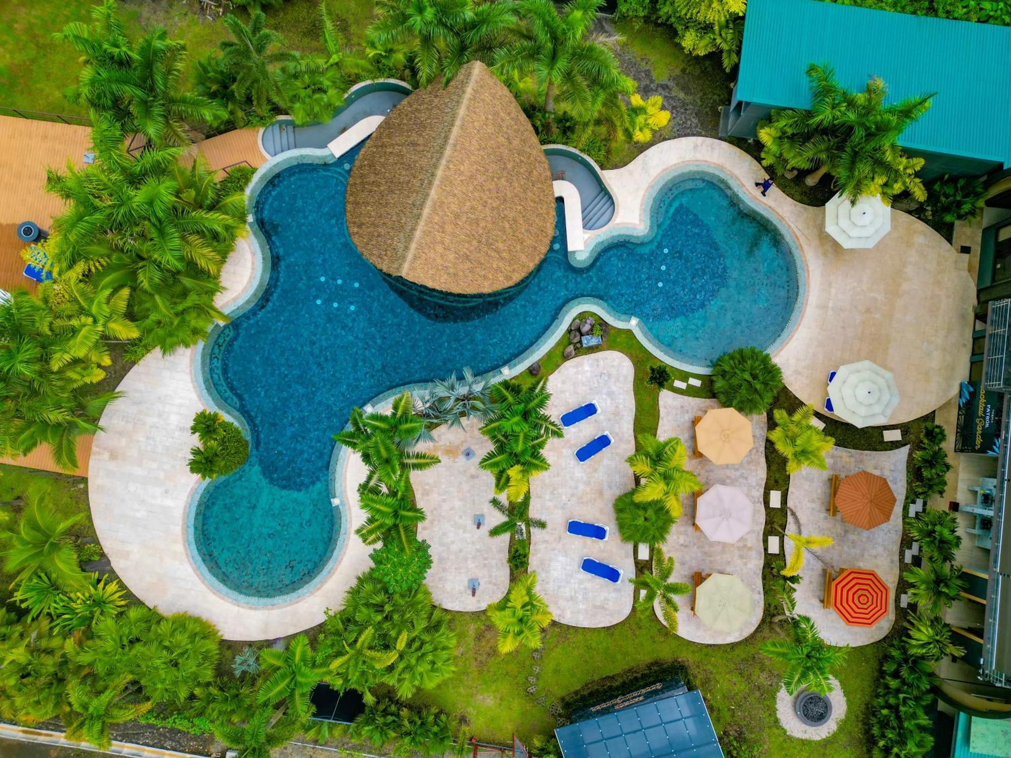 Arenal Backpackers Resort La Fortuna Eksteriør bilde Aerial view of the resort