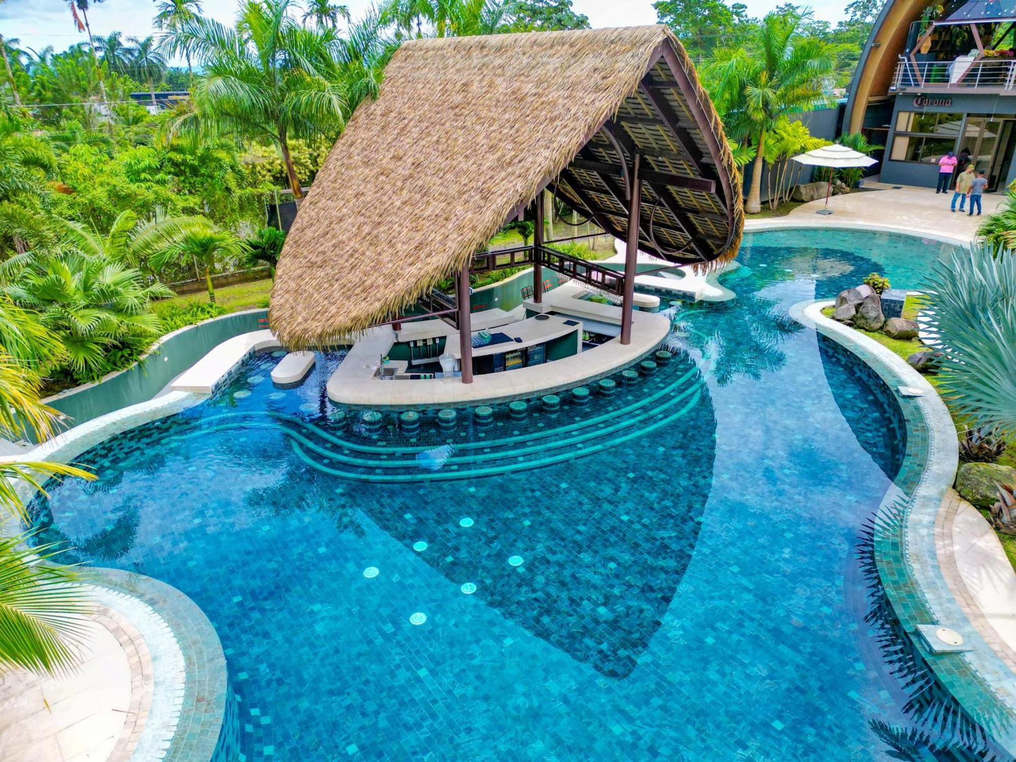 Arenal Backpackers Resort La Fortuna Eksteriør bilde The swimming pool at the resort