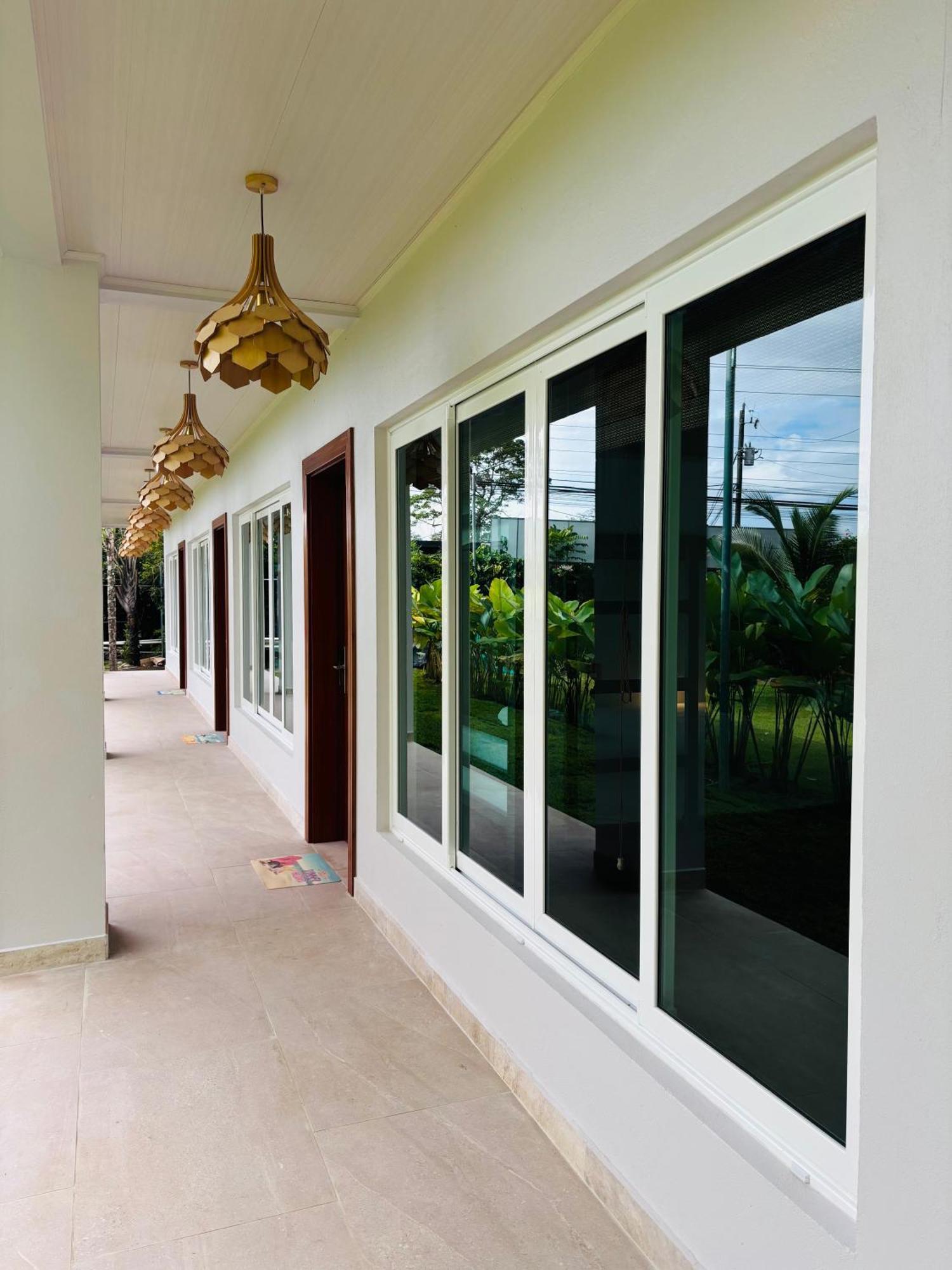 Arenal Backpackers Resort La Fortuna Eksteriør bilde A window with reflective glass