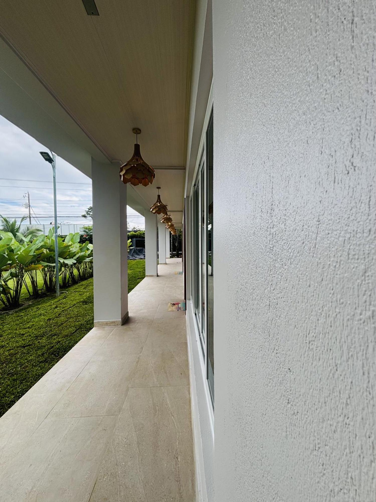 Arenal Backpackers Resort La Fortuna Eksteriør bilde The corridor of the school