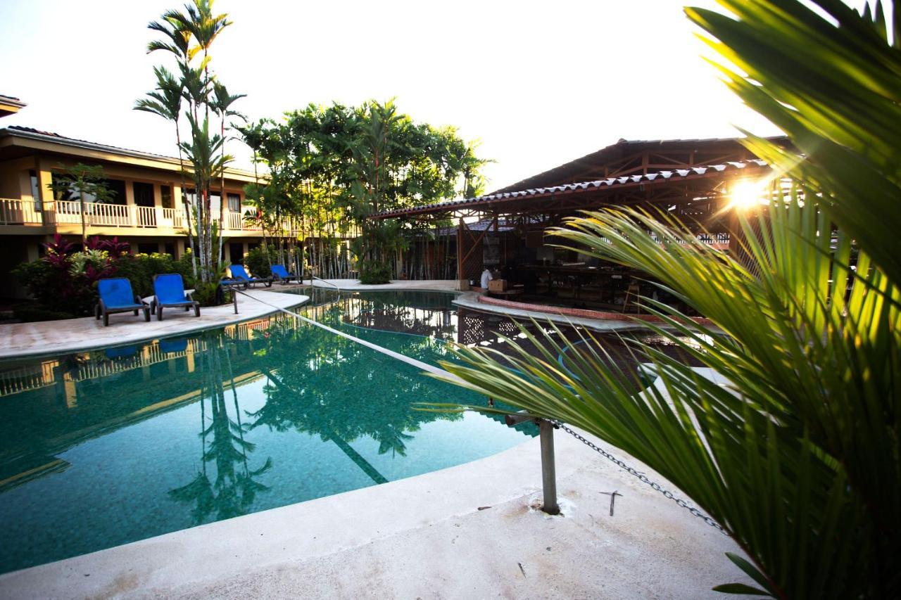 Arenal Backpackers Resort La Fortuna Eksteriør bilde The swimming pool at the hotel