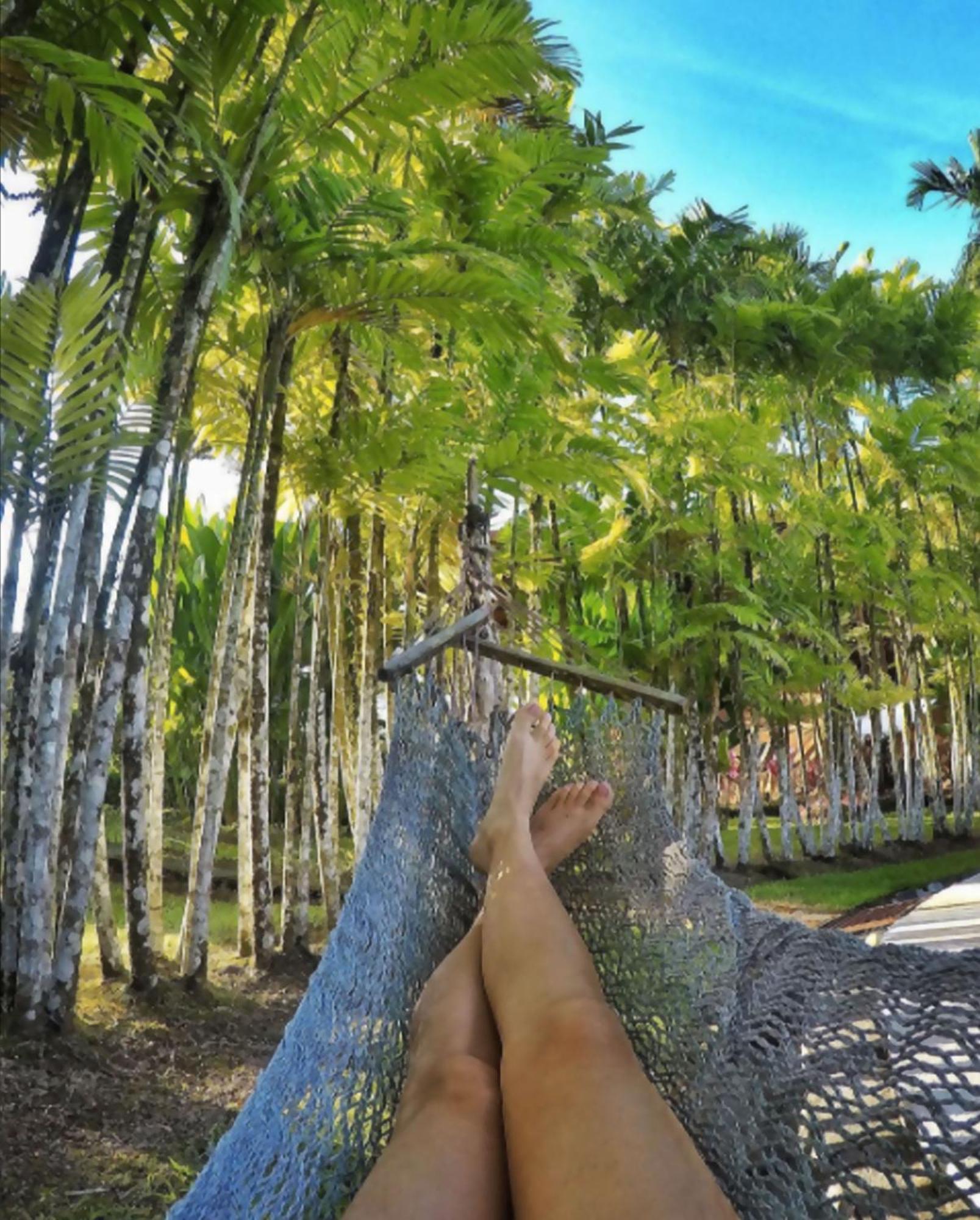 Arenal Backpackers Resort La Fortuna Eksteriør bilde A woman's feet in a hammock