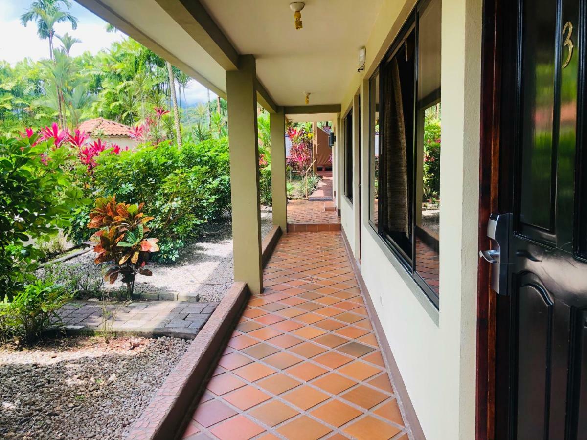Arenal Backpackers Resort La Fortuna Eksteriør bilde A corridor at the hotel
